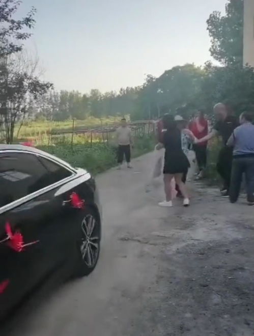 大妈强硬拦婚车 拿砖头砸车头