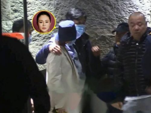 柯文哲重返看守所 妻子紧搂不松手