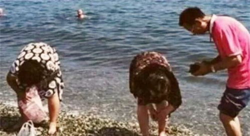 女子沙滩游玩意外收获，20分钟捡拾小半兜钉子