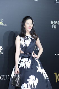 宋茜在VOGUE红毯上惊艳亮相，一袭绿金抹胸裙尽显独特魅力