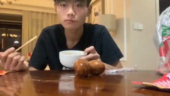 台湾网红馆长被投喂茶叶蛋榨菜